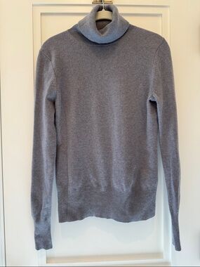 NEIMAN MARCUS! 100% CASHMERE! Women’s charcoal Gray Turtleneck Sweater.TIMELESS!